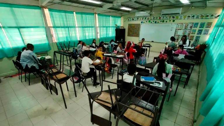 Calendario escolar se mantiene sin cambios, pero hay flexibilidad para estados por Mundial o altas temperaturas, dice Sheinbaum.