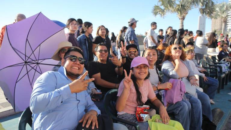 Familias locales y turistas acudieron al malecón para presenciar el último desfile del Carnaval 2026.