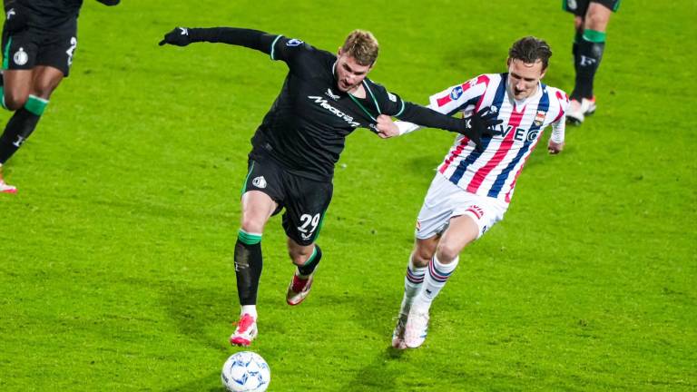 Santiago Giménez poco pudo hacer para ayudar al Feyenoord.