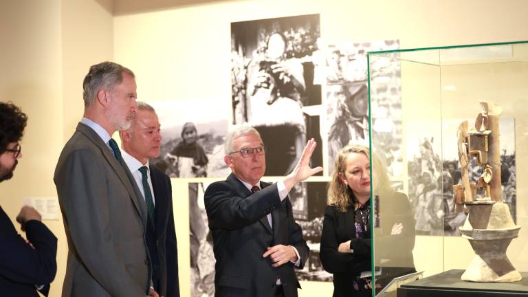 El Rey Felipe VI de España visita en Madrid una exposición sobre la mujer en el México prehispánico y admite que hubo controversias y abusos durante la conquista.