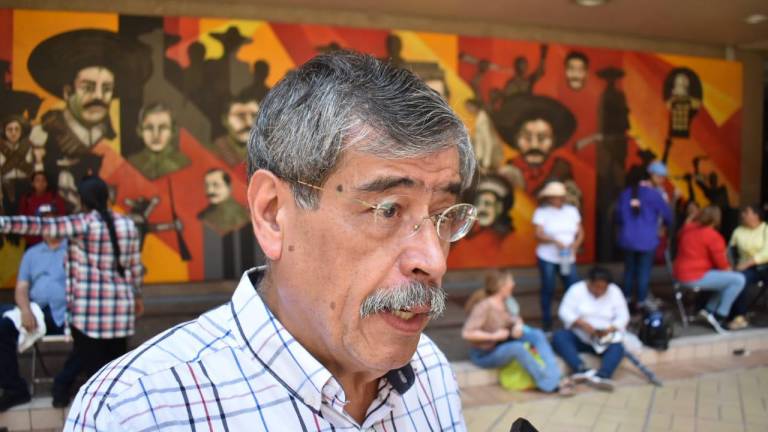 El activista se manifestó en el Palacio de Gobierno de Sinaloa, acompañado de un grupo de 20 personas que no cuenta con una vivienda digna.