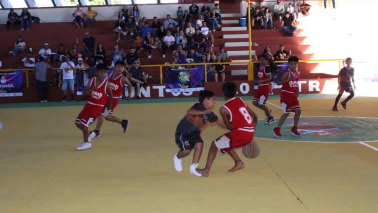 El juego entre Triquis y rosarenses emocionó a todos en el Polideportivo Horacio Llamas.