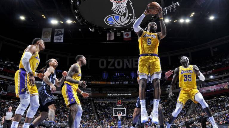 LeBron James cortó este martes la racha de cuatro derrotas consecutivas de Los Ángeles Lakers.