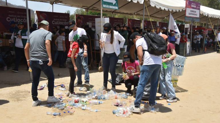 Los Guardianes de Narnia apoyaron con la limpieza de las áreas de Narnia en donde se congregaron los asistentes para el Festival del Globo.