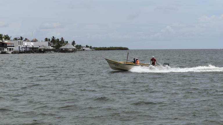 Pescadores en Altata después de que suspendieran las capturas de camarón.