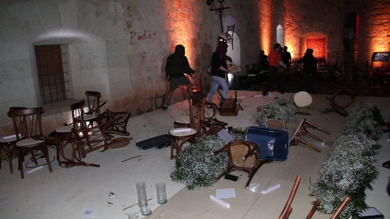Durante la protesta, se causaron destrozos en la decoración del Centro Cultural Santo Domingo, en Oaxaca.
