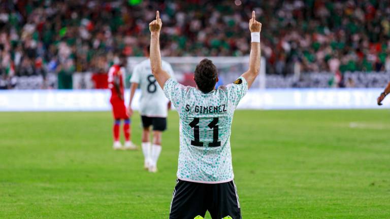 Santiago Giménez marca gol por México.