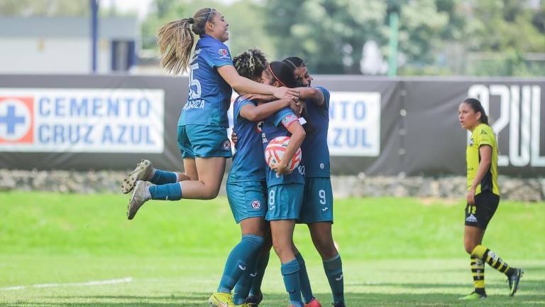 Las celestes festejan el gol que les da la victoria.