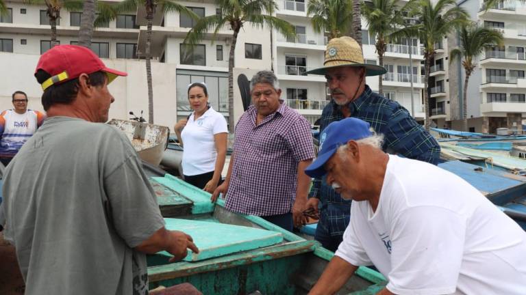 El titular de Conapesca, Rigoberto Salgado Vázquez, recorre el embarcadero de Playa Norte, en Mazatlán.