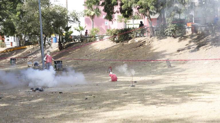 En la demostración se detonaron diversos dispositivos para simular en maniquíes las quemaduras e impactos propiciados por el uso de cuetes.