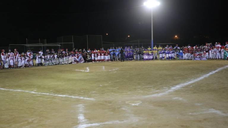 Los equipos se posan sobre el campo de la Quintero Castañeda para la ceremonia inaugural.