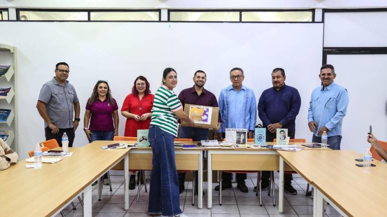 Funcionarios entregan nuevos acervos para bibliotecas en Culiacán.