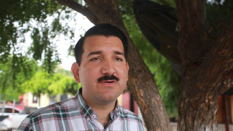 Rigoberto Arámburo, director de Obras Públicas de Mazatlán, reporta el avance que tienen en la reparación de baches.