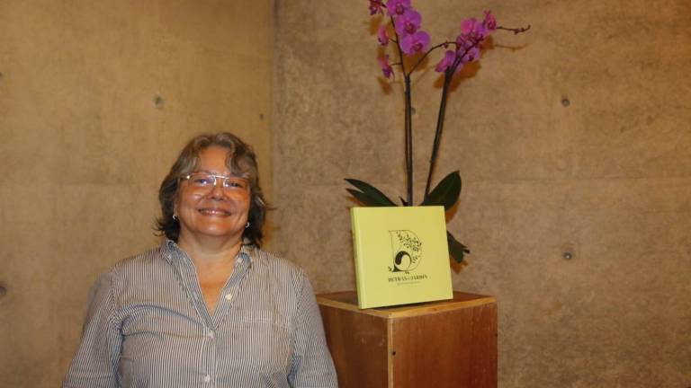 La autora Ito Bátiz Murillo presentó el libro Detrás del Jardín.