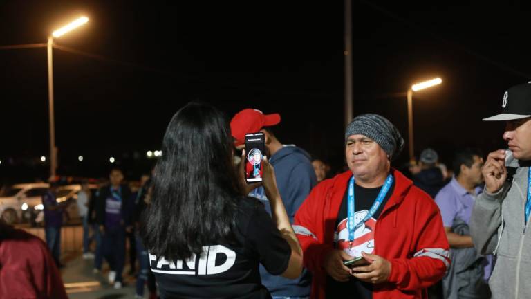 Los aficionados ingresan al estadio en Mazatlán con el FAN ID.