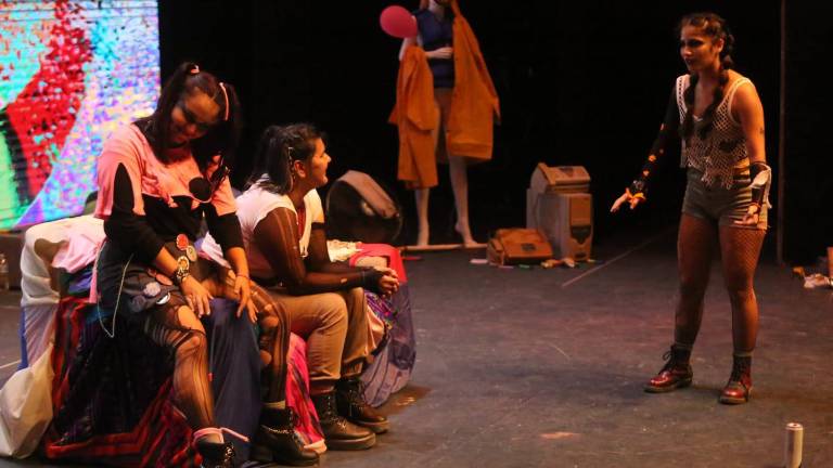 Las alumnas presentaron su función de graduación.