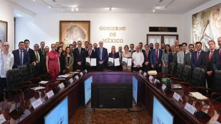El Gobierno federal y representantes del sector empresarial gasolinero se reunieron en el Palacio Nacional,