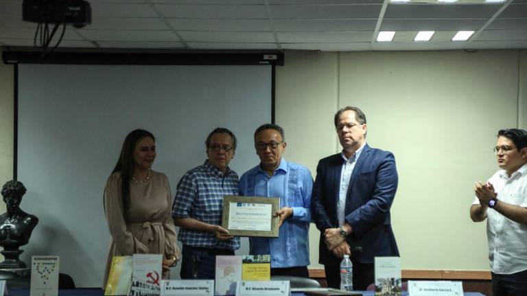 Ronaldo González Valdez recibe reconocimiento de manos de Juan Avilés Ochoa, director del Isic.