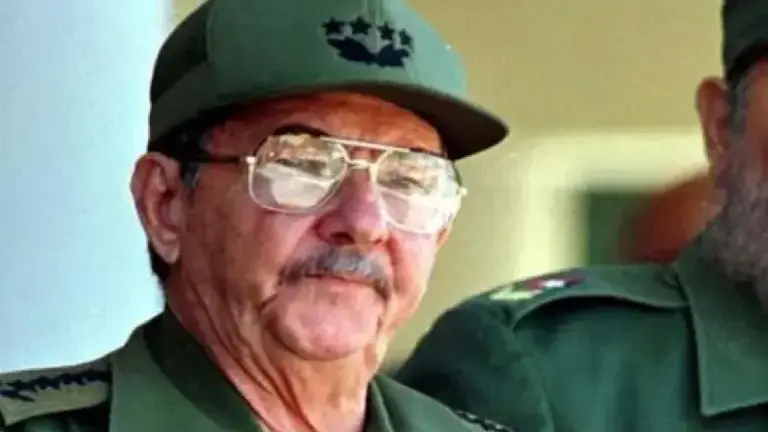 Raúl Castro ha mantenido una influencia importante en Cuba, ya que mantiene el título honorífico de líder de la Revolución Cubana.