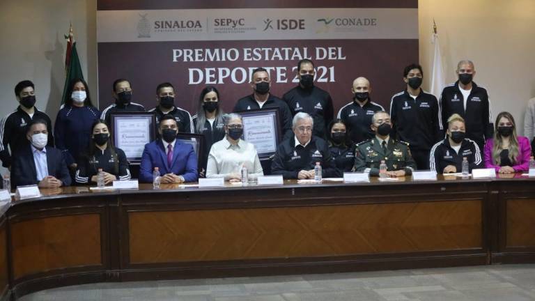 Ganadores del Premio Estatal del Deporte junto a autoridades e invitados especiales.