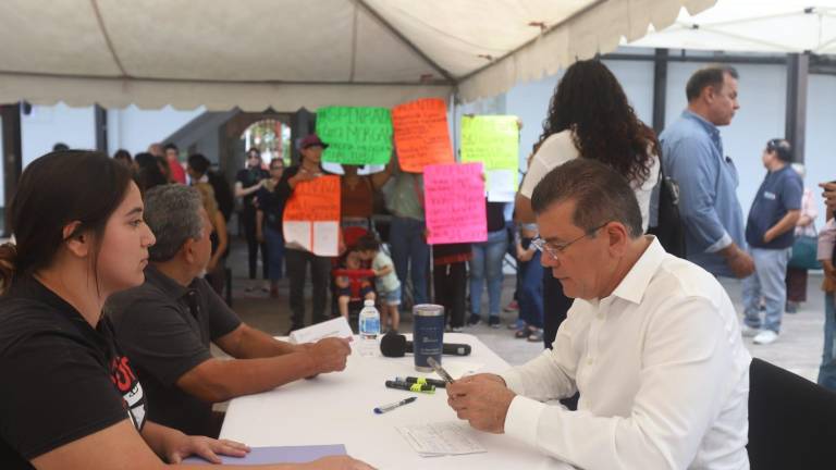 Los papás del bebé Morgan se reúnen de nuevo con el Alcalde solicitándole la ayuda para su hijo.