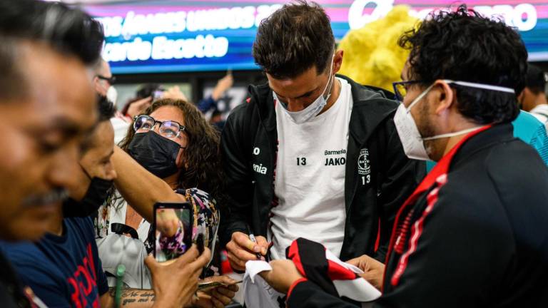 Los jugadores del Bayer Leverkusen son solicitados por los fans.