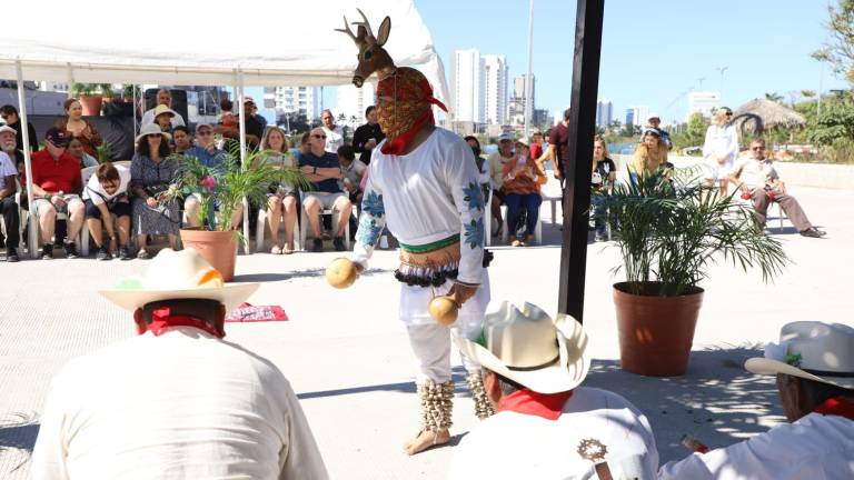 Turistas disfrutan de las danzas Yoremes en la Expo Feria Artesanos de Sinaloa