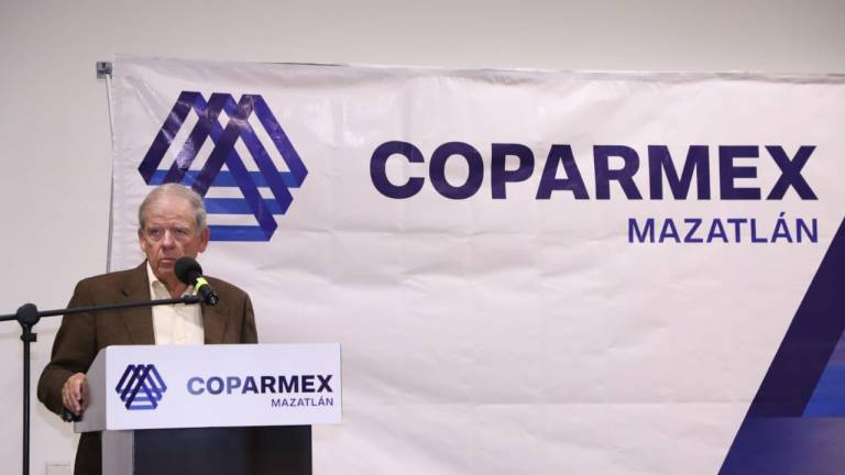 Emilio Goicoechea Luna ofrece una plática con empresarios de Coparmex Mazatlán.