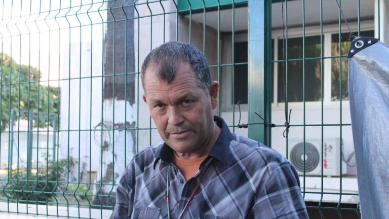 A un costado del hospital del IMSS de Culiacán, Hugo Rafael Félix ha estado vendiendo tamales desde hace ocho años, pero ahora el Gobierno Municipal le dice que no puede seguir ahí.