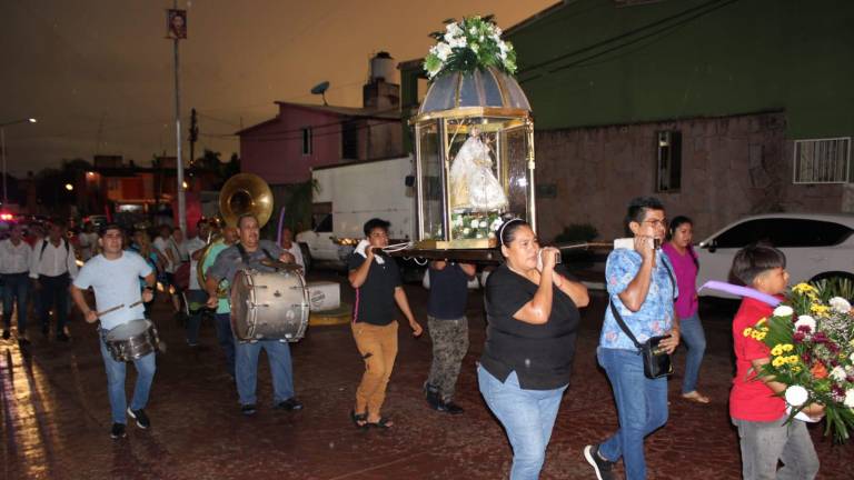 Con los ritmos marianos de banda “La Rosarense”, los cohetes y la sirena de Tránsito se dio inicio a la peregrinación.