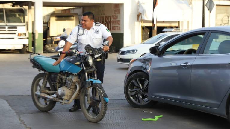En Mazatlán, motociclista choca contra automóvil, en cruce de la Leyva, con semáforo de ‘adorno’