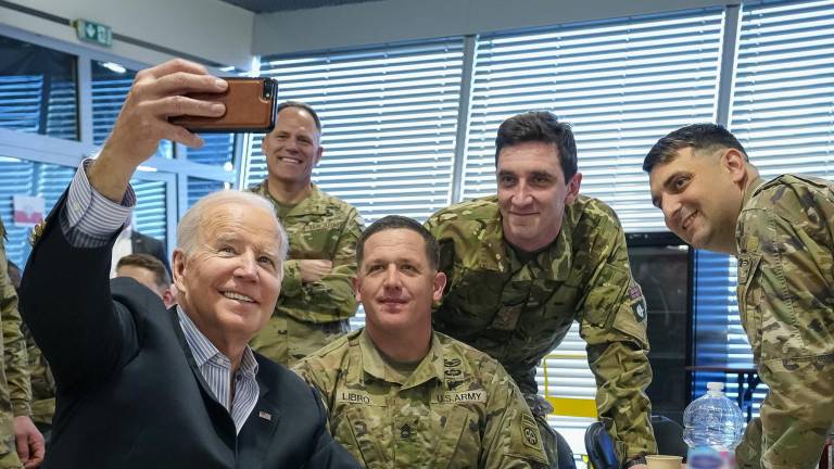 Joe Biden se reúne con tropas de EU en Polonia, cerca de la frontera con Ucrania