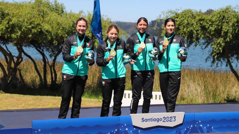 De izquierda a derecha: Maricela Montemayor, Beatriz Briones, Brenda Gutiérrez y Karina Alanís, con su medalla de oro en Santiago 2023.