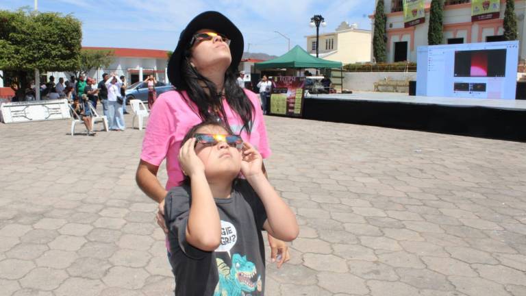 María y Kelian acuden a Rosario para ser testigos del eclipse de sol