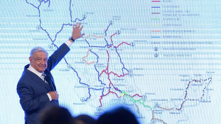 El Presidente Andrés Manuel López Obrador muestra la red ferroviaria con la que cuenta México.