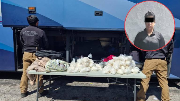 Mujer es detenida en Escuinapa tras hallazgo de 20 kilos de metanfetamina en maleta durante revisión.