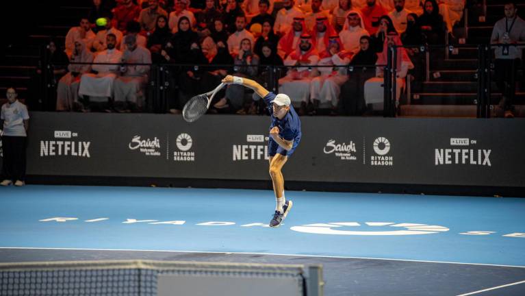 Jannik Sinner se impone por 6-2 y 6-4.