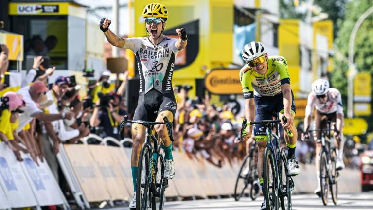 Pello Bilbao celebra su triunfo, el cual es el primero para un español en las últimas 100 etapas del Tour de Francia.