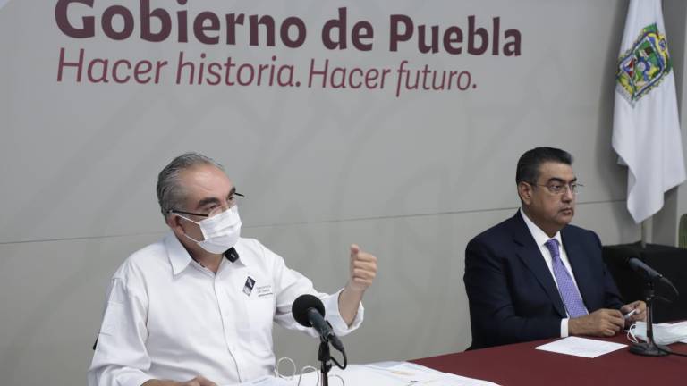 Autoridades de Salud de Puebla informan sobre el uso del cubrebocas obligatorio en espacios cerrados.
