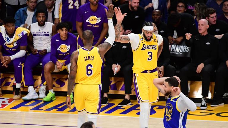Lakers avanza a la final del Oeste.