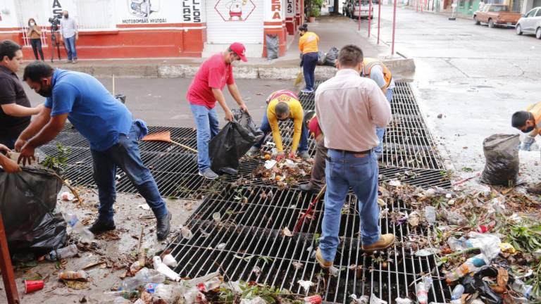 Después de las lluvias, se está limpiando la basura que emergió, informa Alcalde de Culiacán