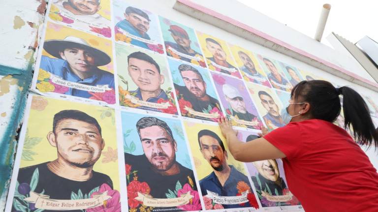 Alma Delia Burgueño coloca imágenes de desaparecidos en Mazatlán junto a otras mujeres rastreadoras.