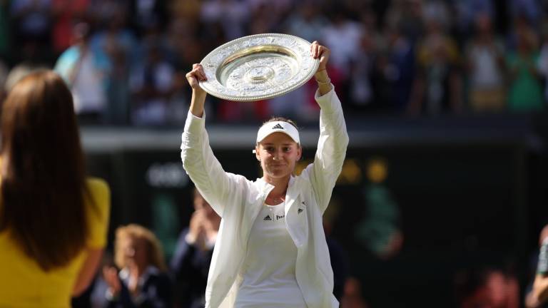 Rybakina gana un histórico título de Wimbledon con una remontada sobre Jabeur
