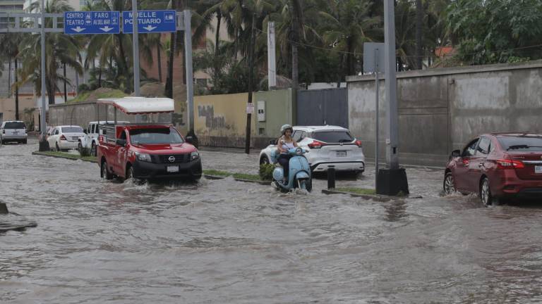 Por lluvia de cinco horas, movilizan a 380 personas en Mazatlán; canales y arroyos se desbordaron