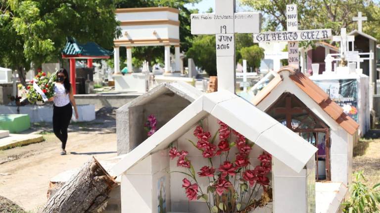 La gente está acudiendo a los camposantos, luego de que el año pasado por la pandemia de Covid-19 no se permitiera.