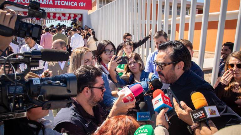 El Alcalde de Culiacán Juan de Dios Gámez Mendívil informó que continúan con las fumigaciones para evitar la propagación del mosco del dengue.