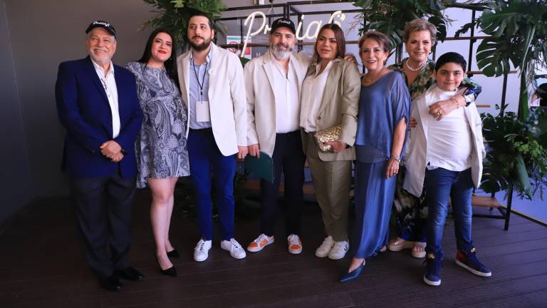 Miguel Izaguirre Ojeda, Karen Rojas, Guillermo Izaguirre, Miguel Izaguirre, Romina Salas, Zoyla Salas, Norma Salas y Ferrán Izaguirre.