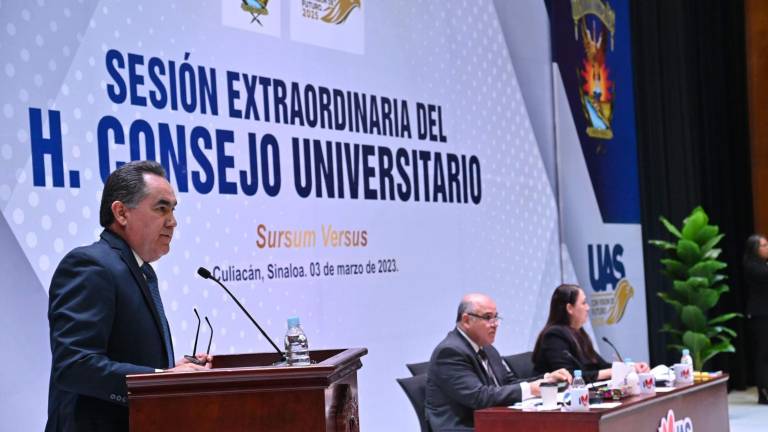 El Rector Jesús Madueña Molina, en sesión extraordinaria.