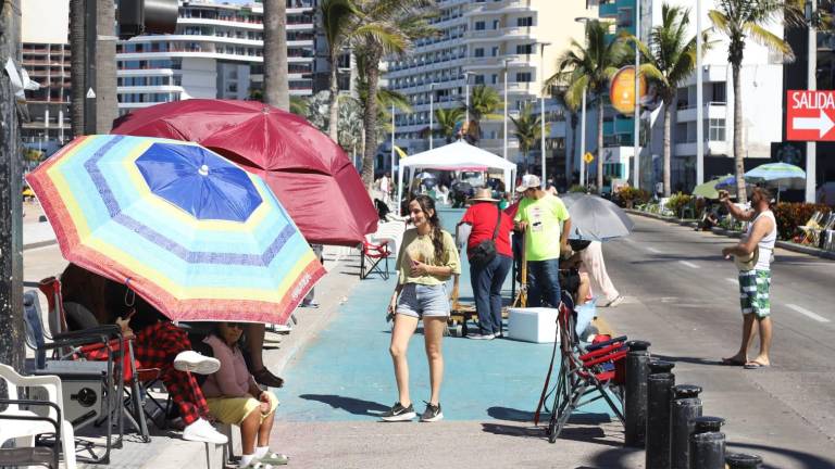 Desde tempranas horas, cientos de mazatlecos y turistas ocuparon espacios en la Avenida del Mar para asegurar la mejor vista del segundo desfile del Carnaval.