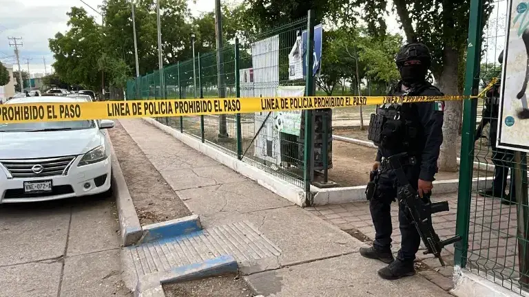 Autoridades resguardan la zona donde un menor de edad fue asesinado al norte de Culiacán.